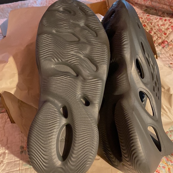 Yeezy Foam Runner Carbon, size 14, new with box - Picture 4 of 7
